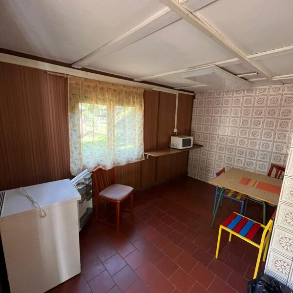 shared kitchen – refrigerator, microwave oven, table with chairs