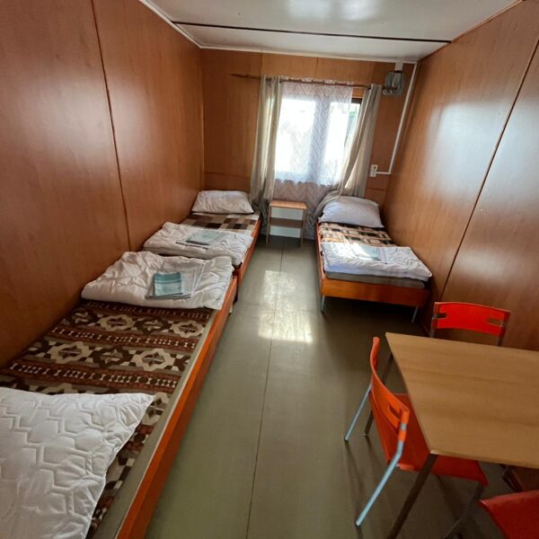 Bett mit Bettwäsche