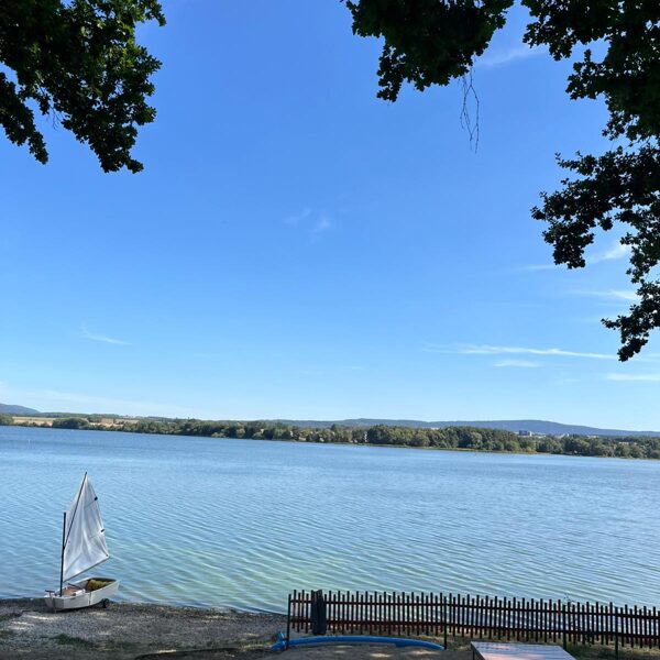 Liegestuhl am Wasser mit Zugang auch für Hunde und Blick auf den Staudamm