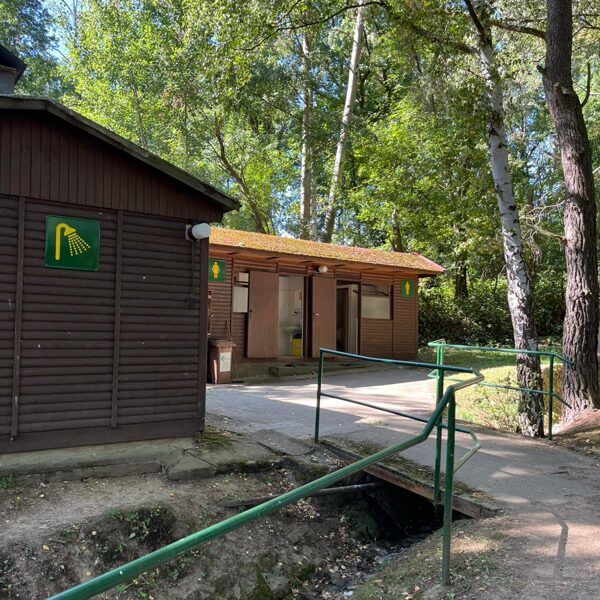 Sanitäranlagen im oberen Teil des Campingplatzes