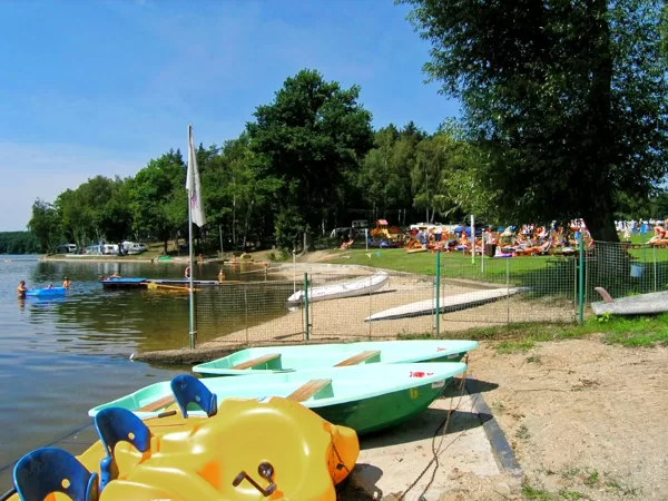 šlapadla, pramice a výhled na pláž