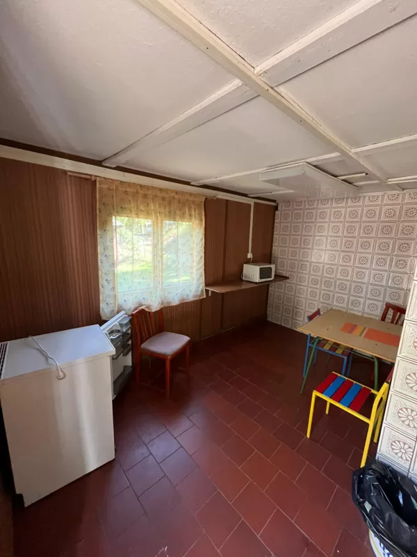 shared kitchen – refrigerator, microwave oven, table with chairs