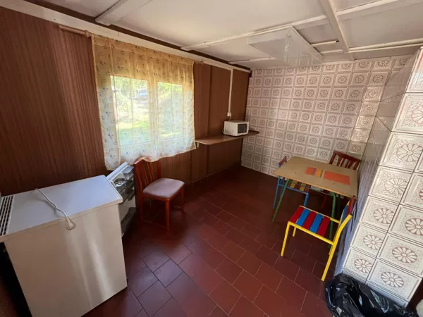 Gemeinschaftsküche – Kühlschrank, Mikrowelle, Tisch mit Stühlen