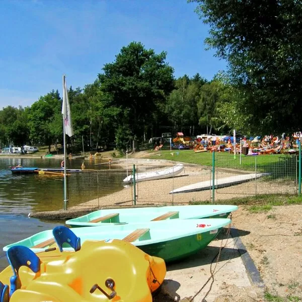 Tretboote, Ruderboote und Blick auf den Strand