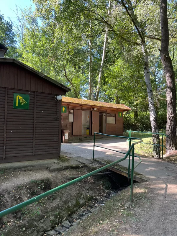 Sanitäranlagen im oberen Teil des Campingplatzes
