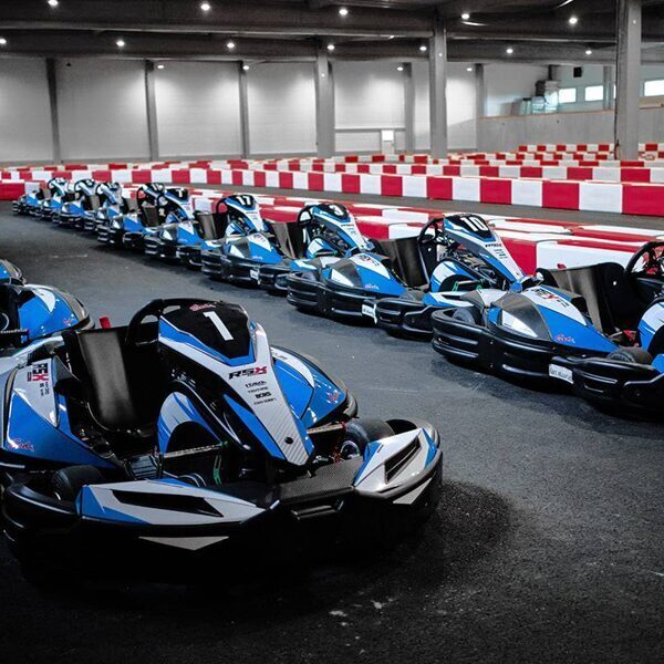 Kartfahren in der Indoor-Halle, Spaß auch bei schlechtem Wetter